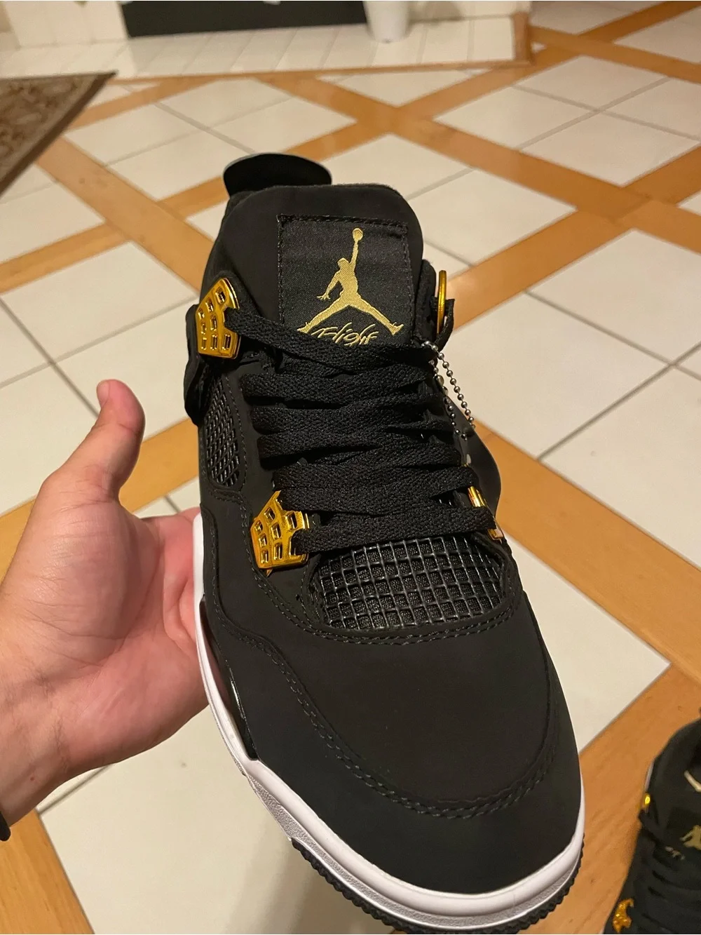 Jordan4 royalty Men’s Retro Sneakers (no box) was damaged